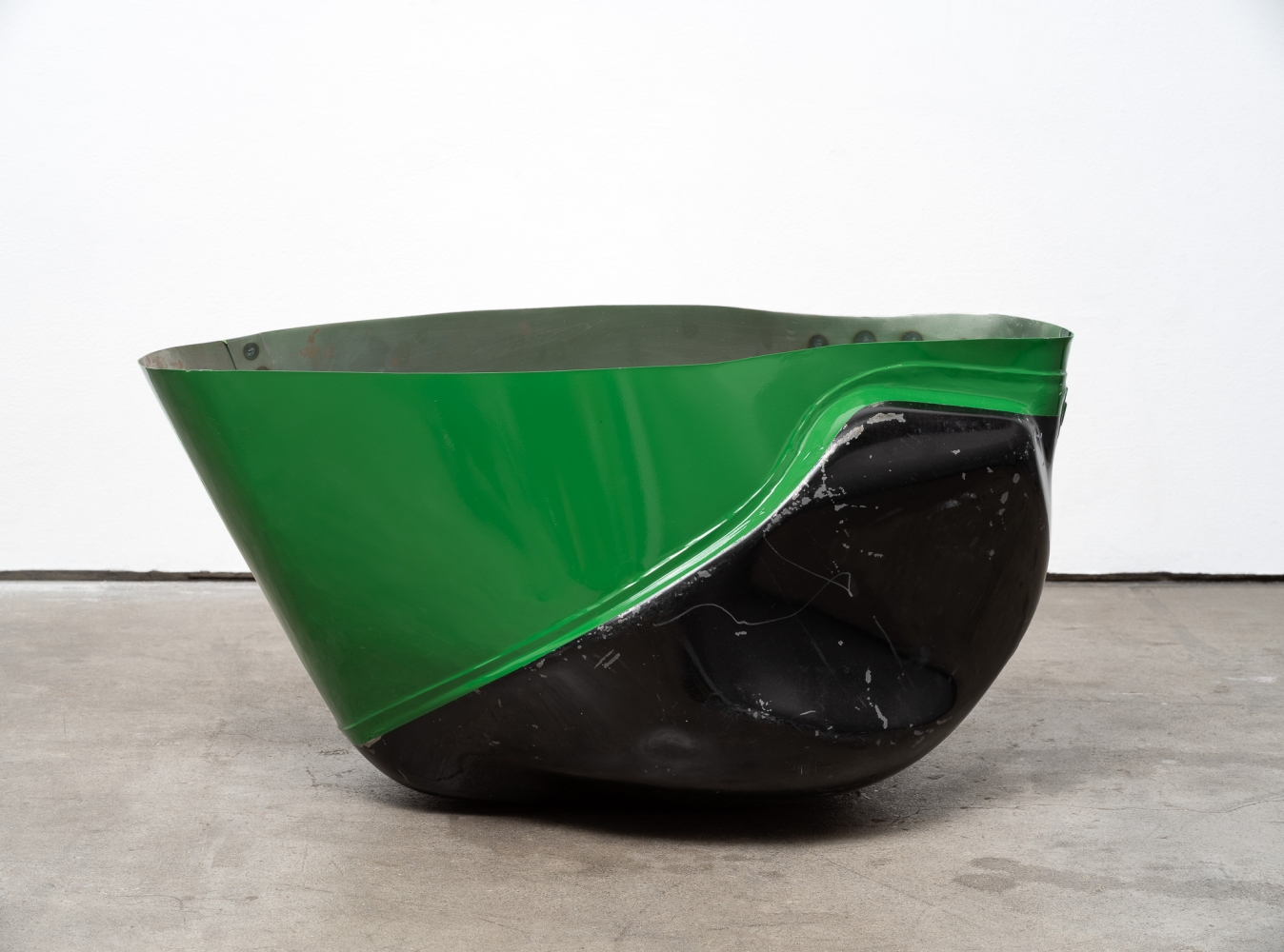 Elad Lassry

Untitled (Carrier, Glossy Black)

2019

Welded and painted steel

29 1/2 x 14 3/4 x 14 1/2 inches (74.9 x 37.5 x 36.8 cm)

Unique

EL 516

$35,000

&amp;nbsp;

INQUIRE