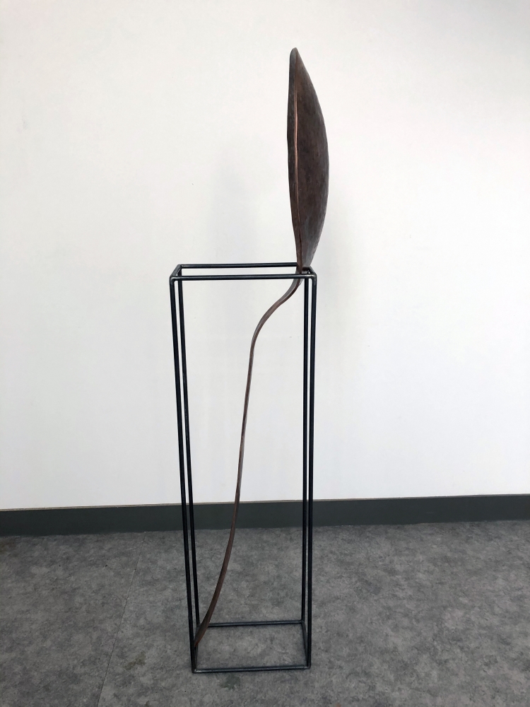 Katinka Bock

Spoon /

2021

Copper, steel

Sculpture: 56 1/4 x 12 1/4 x 5 7/8 inches (143 x 31 x 15 cm)

Stand: 39 3/8 x 11 7/8 x 6 1/4 inches (100 x 30 x 16 cm)

KBO 148

&amp;nbsp;

INQUIRE