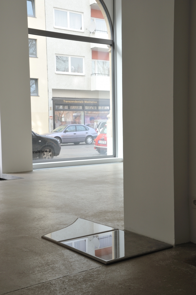 Nina Canell

Days of Inertia

2015

Water, hydrophobic nano-coat, stone tiles

Dimensions variable

NC 132

&amp;nbsp;

INQUIRE